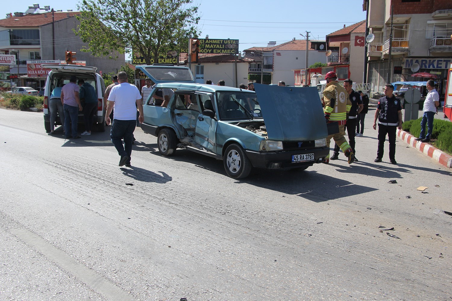 2 otomobil kavşakta &ccedil;arpıştı: 1 yaralı
