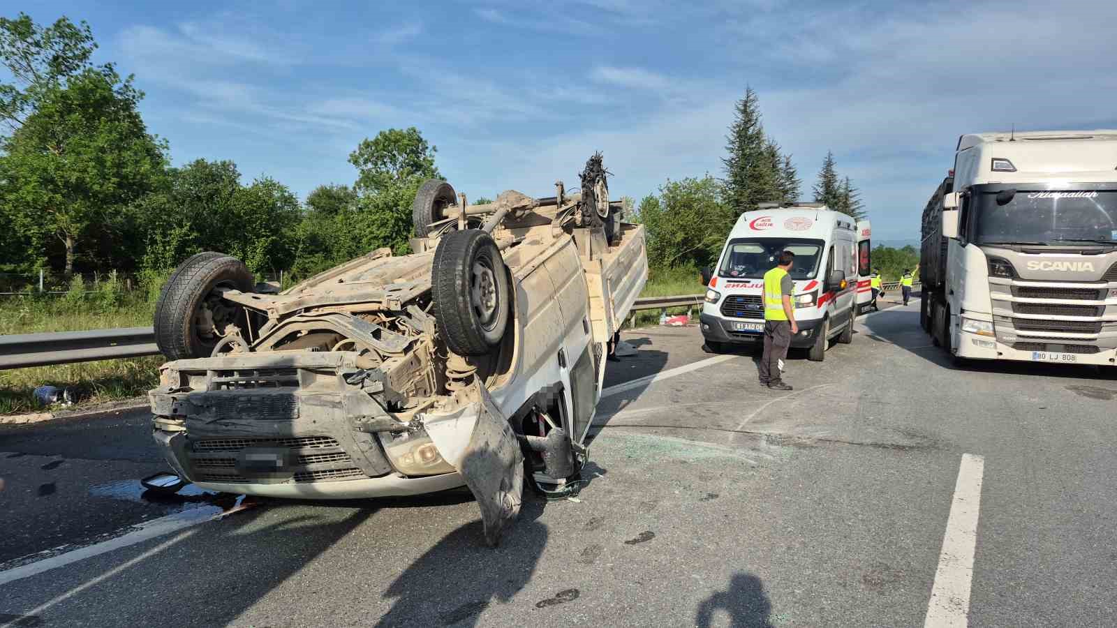 Otoyolda lastiği patlayan pikap takla attı: 3 yaralı