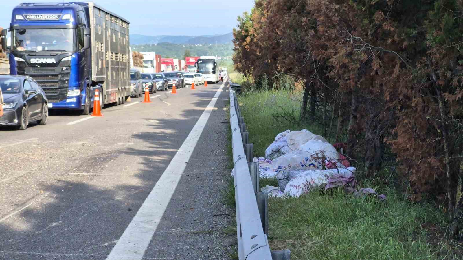 Otoyolda lastiği patlayan pikap takla attı: 3 yaralı

