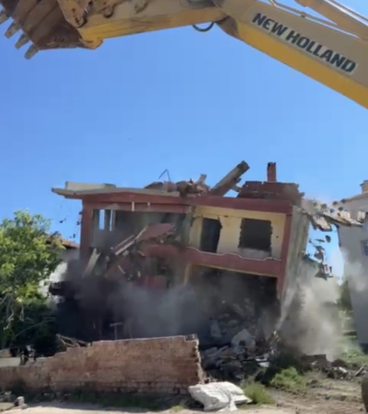 Elazığ’da ağır hasarlı yapıların yıkımları sürüyor