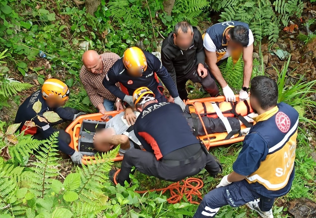 Arazide ağa&ccedil; keserken yaralanan adamı ekipler kurtardı
