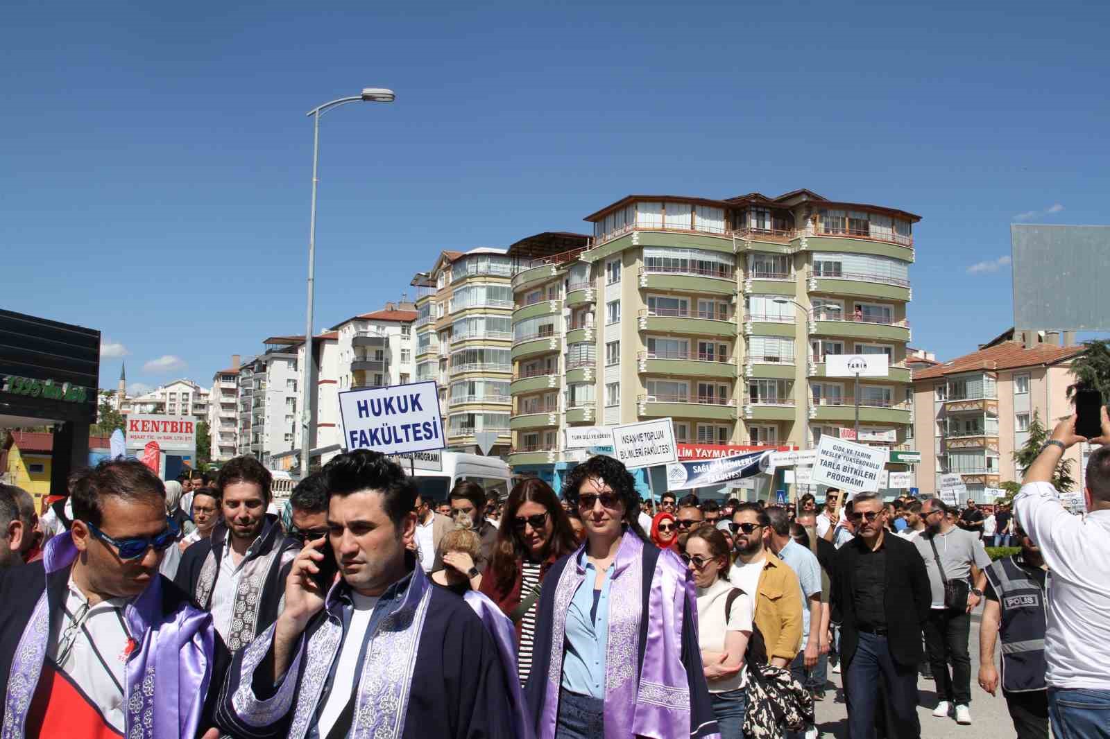 ÇAKÜFEST 2025 Bilim, Kültür ve Sanat Festivali kortej yürüyüşü yoğun ilgi gördü