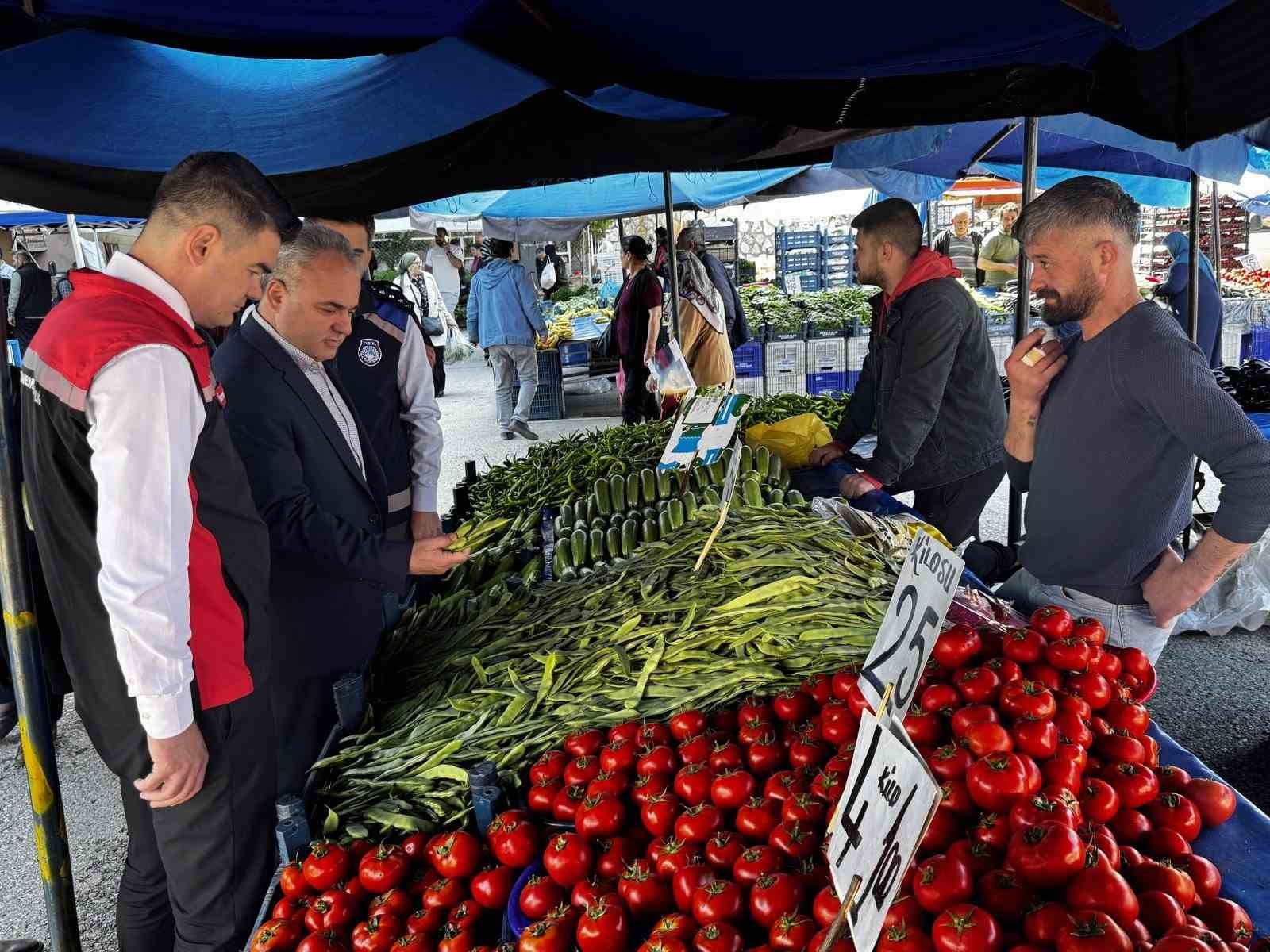Zabıta ekiplerinden semt pazarında hijyen denetimi