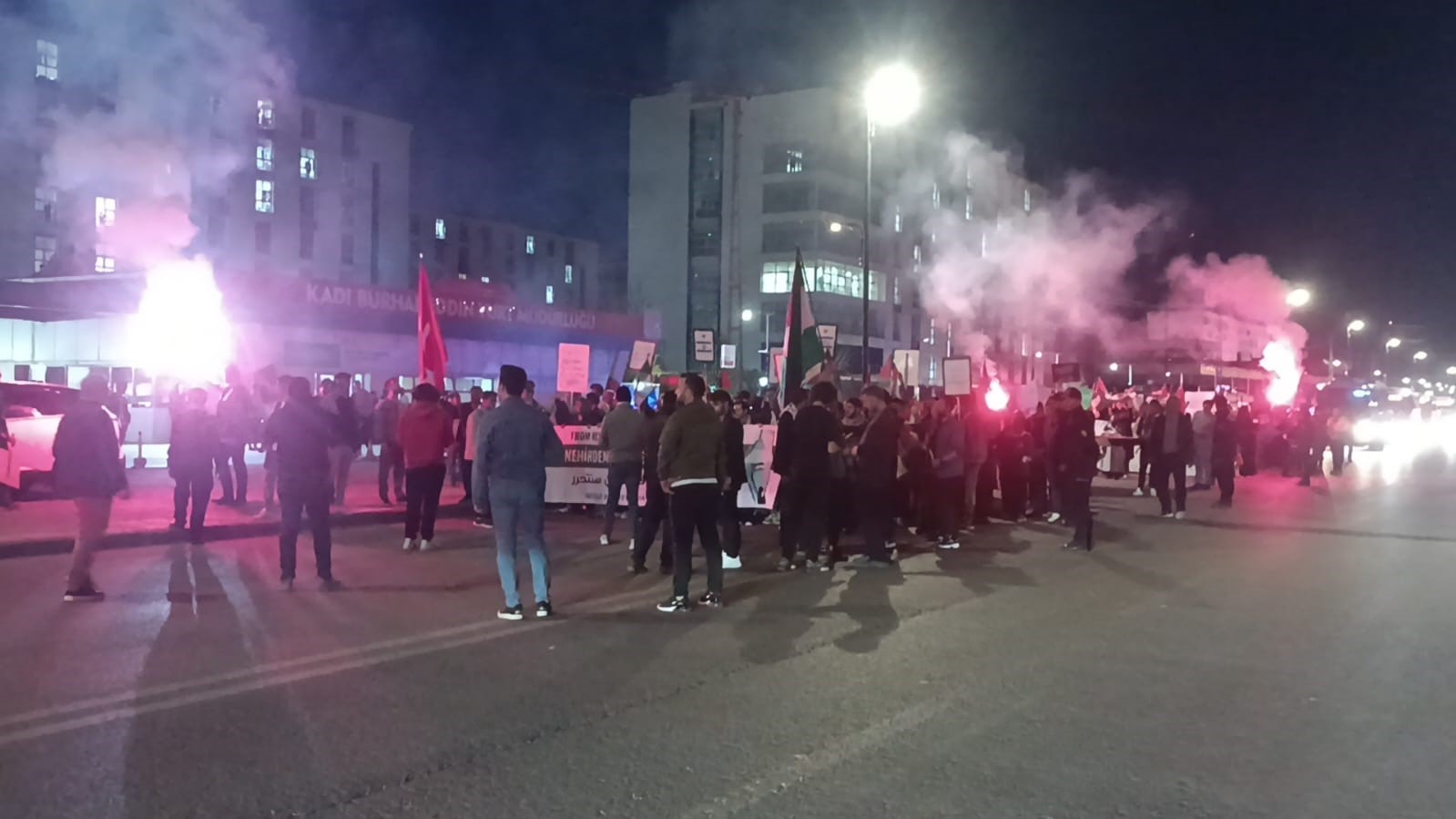 Cumhuriyet Üniversitesi öğrencileri kanlı bebek maketleriyle İsrail’i protesto etti