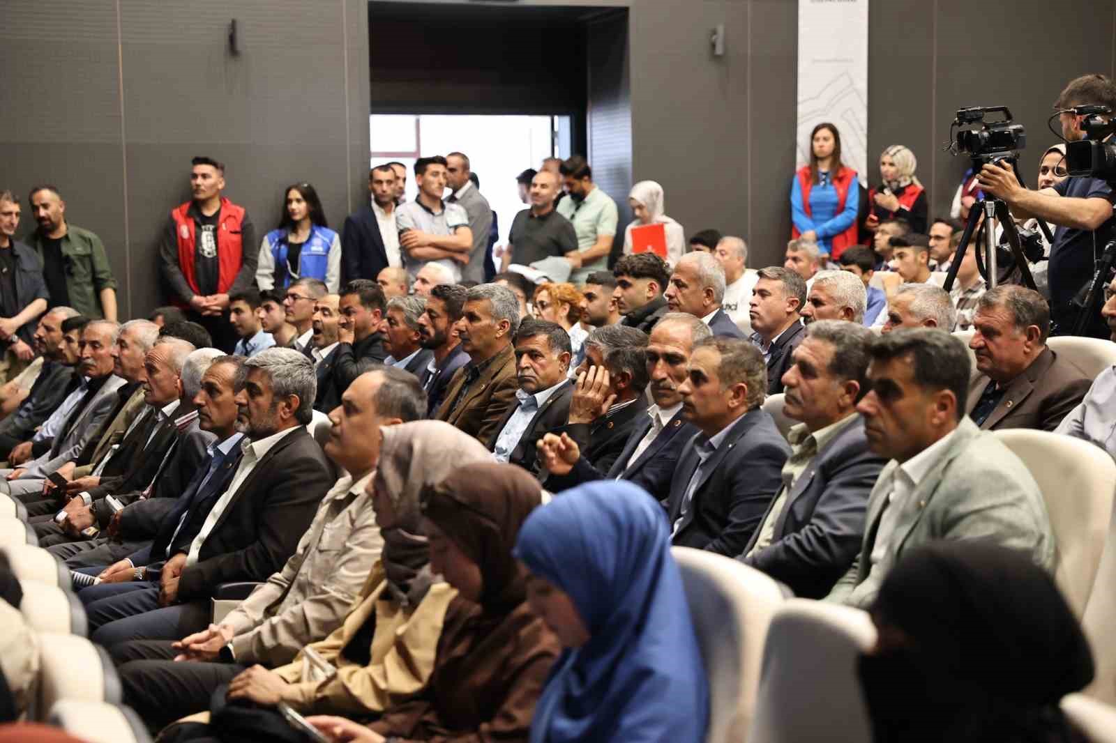 Kamu Başdenetçisi Akarca, Muş’ta gençlerle buluştu