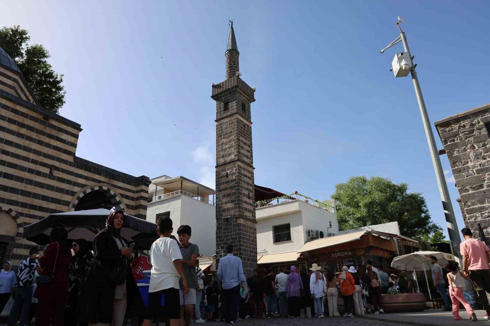 Diyarbakır’a gelen ziyaretçiler 540 yıllık ‘Dört Ayaklı Minare’nin etrafından 7 kez geçerek dilekte bulunuyor