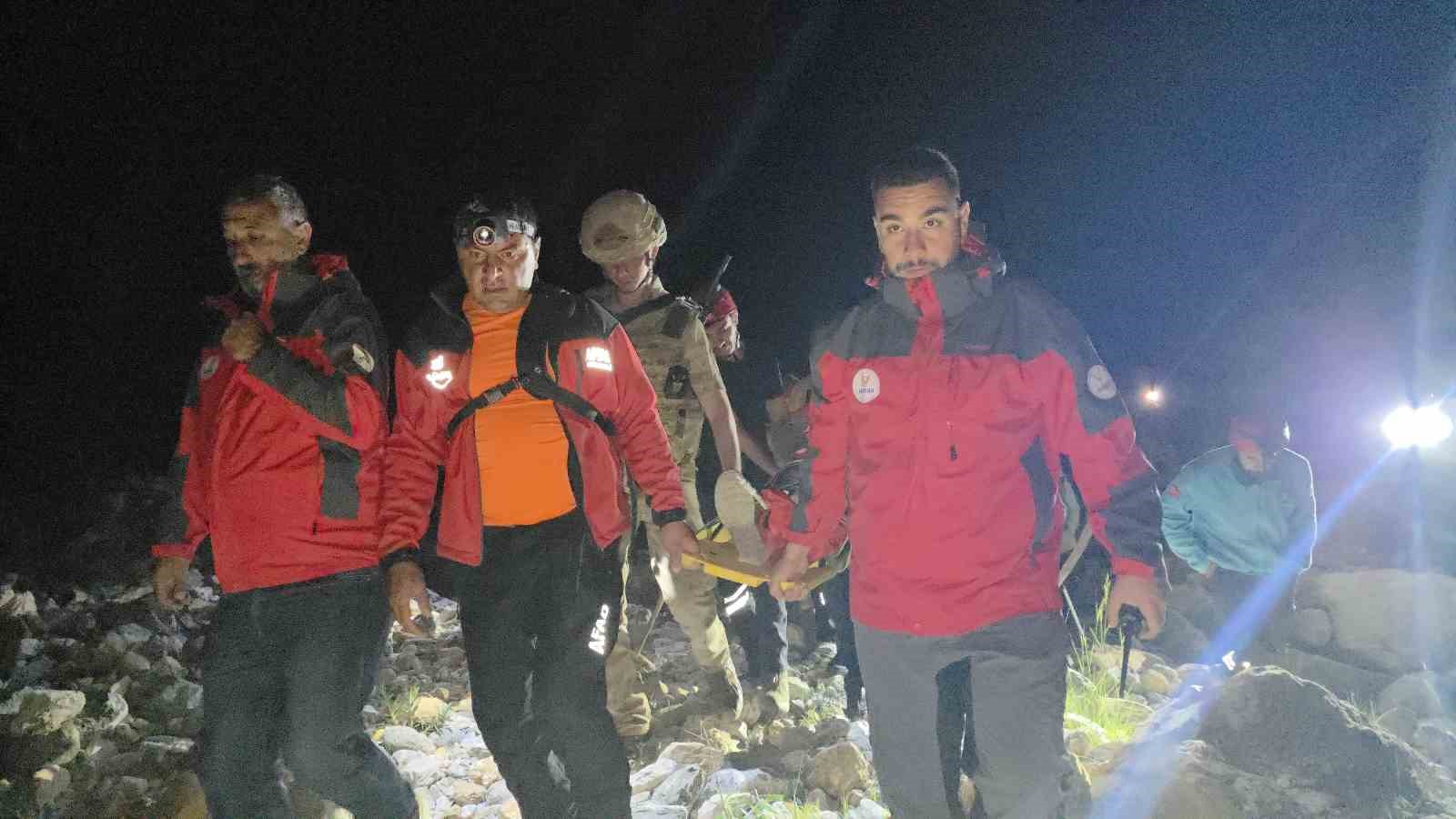 Kayalıklardan düşen kadını ekipler kurtardı
