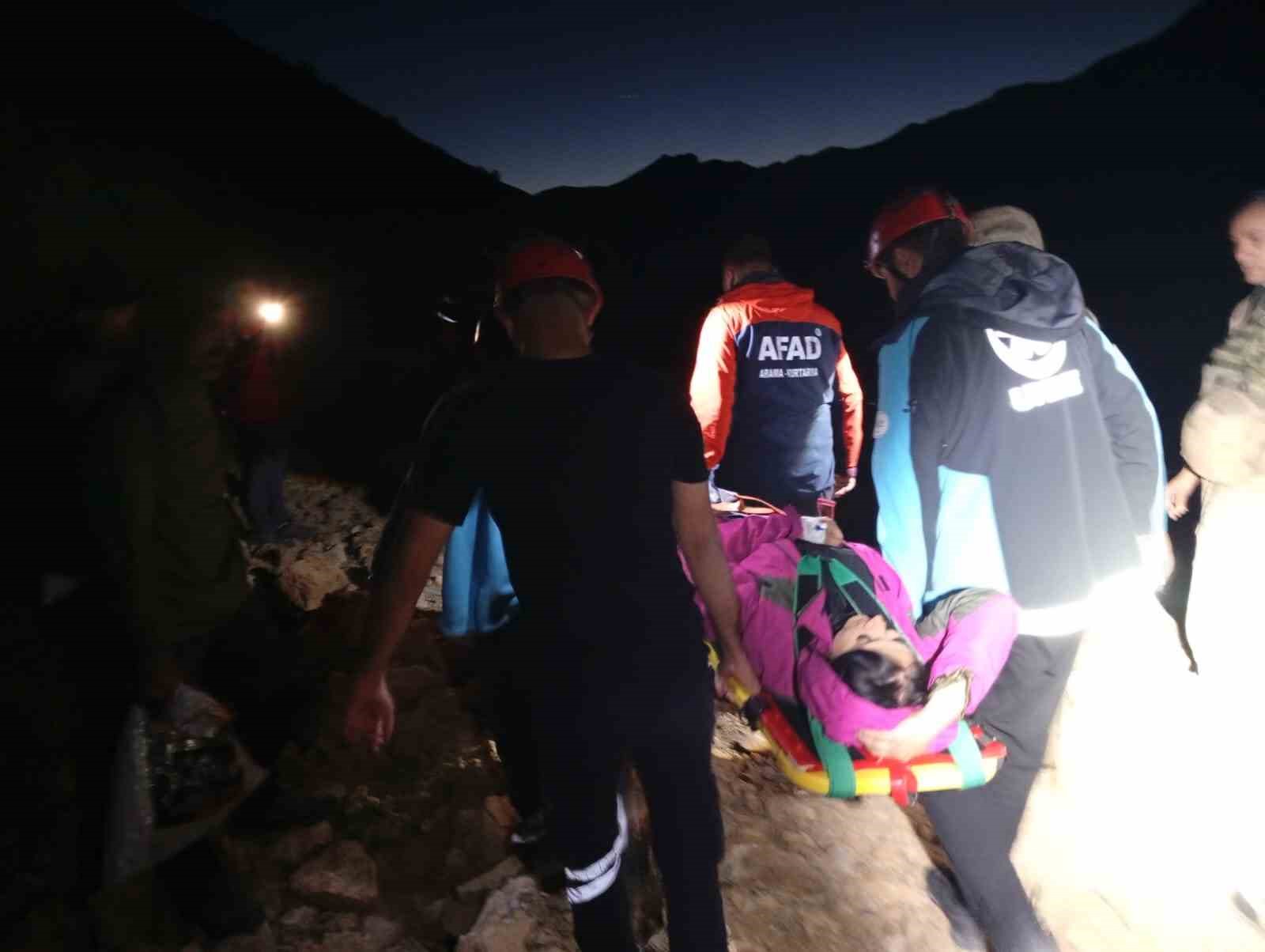 Kayalıklardan düşen kadını ekipler kurtardı
