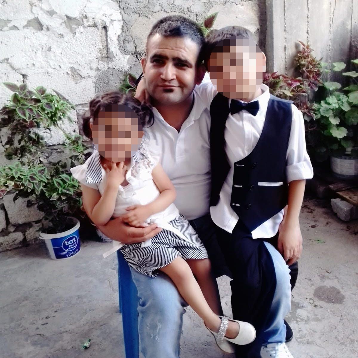 Elindeki demir yüksek gerilim hattına temas edince akıma kapılarak hayatını kaybetti
