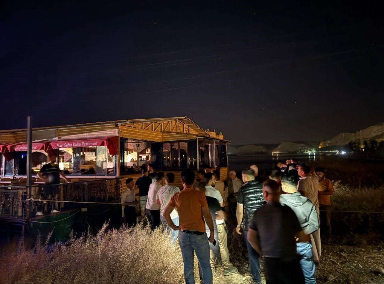Şanlıurfa’da halatları kopan duba restoran müşterilerle birlikte Fırat Nehri’nde sürüklendi
