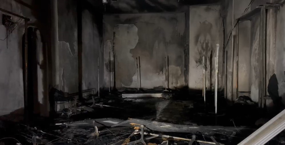 Gelinlikçide çıkan yangında yüzlerce gelinlik yanarak kül oldu