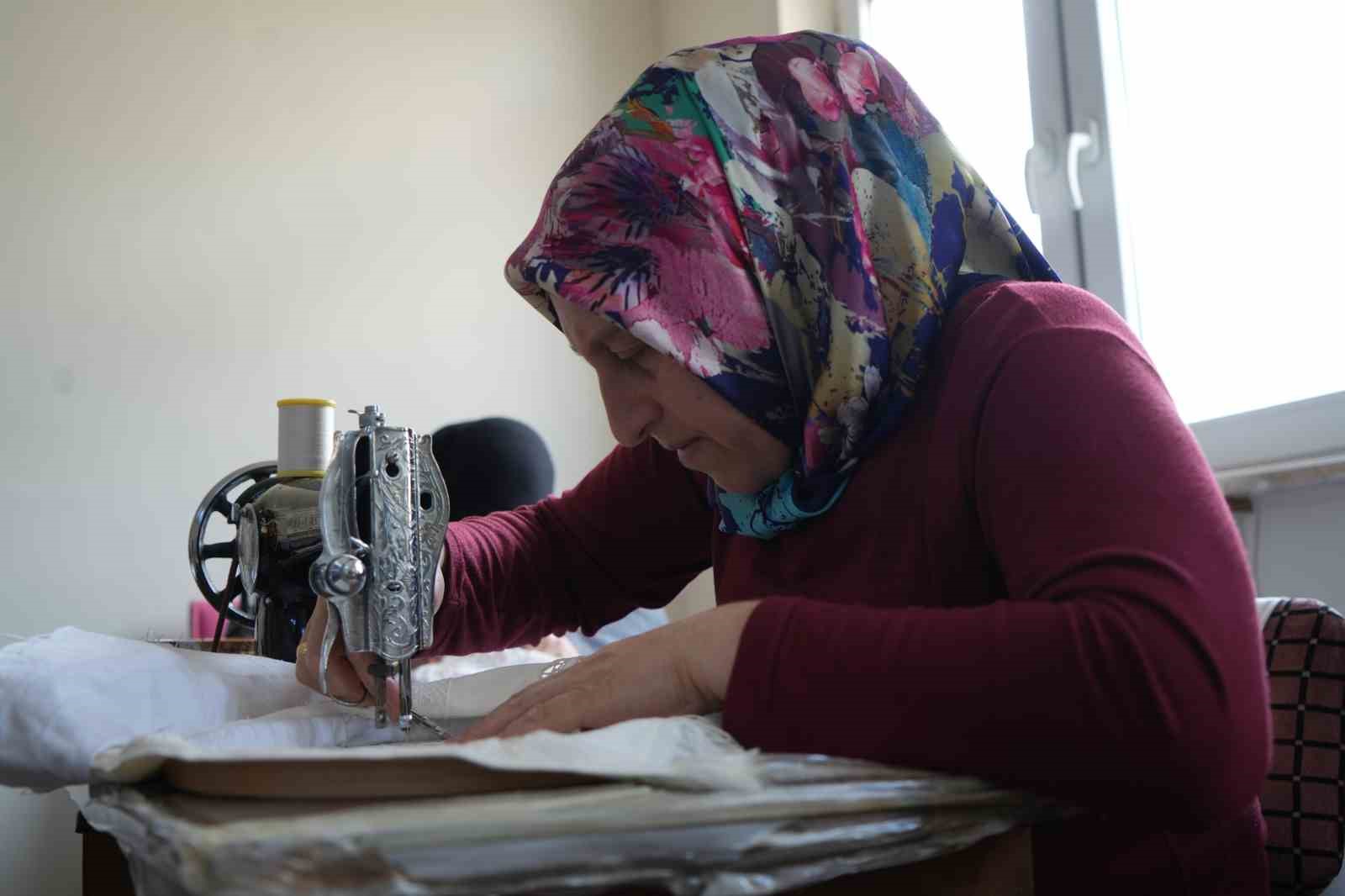 Bir d&ouml;neme damgasını vurmuştu: Ge&ccedil;mişin izlerini taşıyan beyaz işi &uuml;r&uuml;nler antika dikiş makinelerinde hayata d&ouml;nd&uuml;r&uuml;l&uuml;yor
