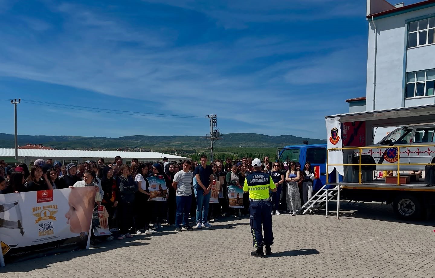 Jandarma&rsquo;dan 160 &ouml;ğrenciye emniyet kemeri ve eğitimi

