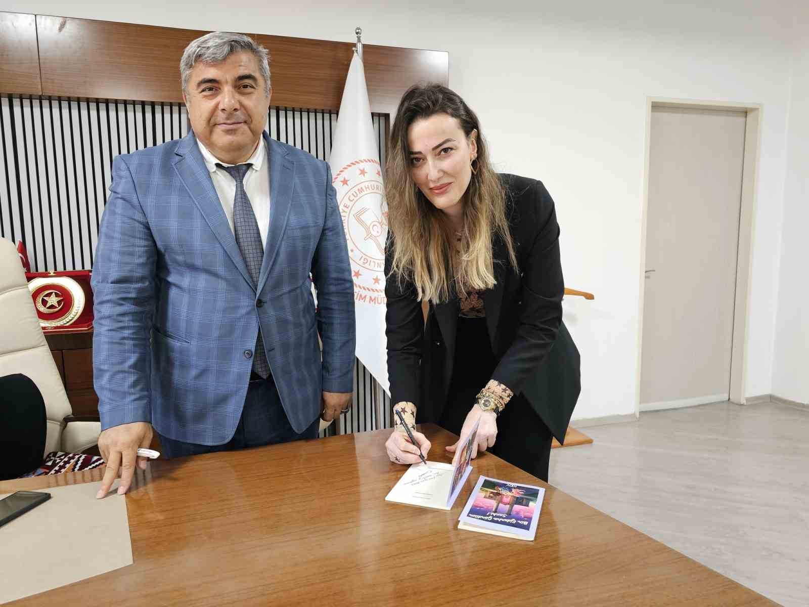 Kübra öğretmen yazdığı kitapları Müdür Sünnetci’ye takdim etti