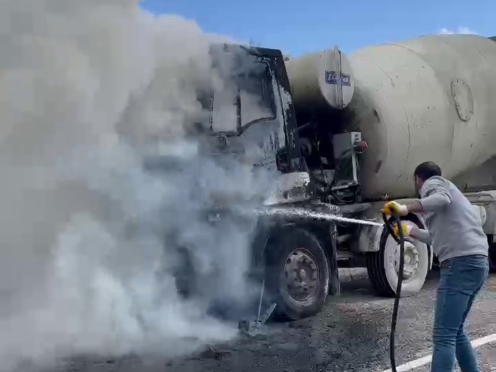Beton mikseri alev topuna d&ouml;nd&uuml;
