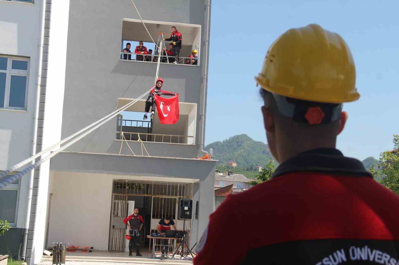 Teori pratiğe d&ouml;n&uuml;şt&uuml;, Sivil Savunma ve İtfaiye B&ouml;l&uuml;m&uuml; &ouml;ğrencileri &ouml;ğrendiklerini tatbikatta uyguladı
