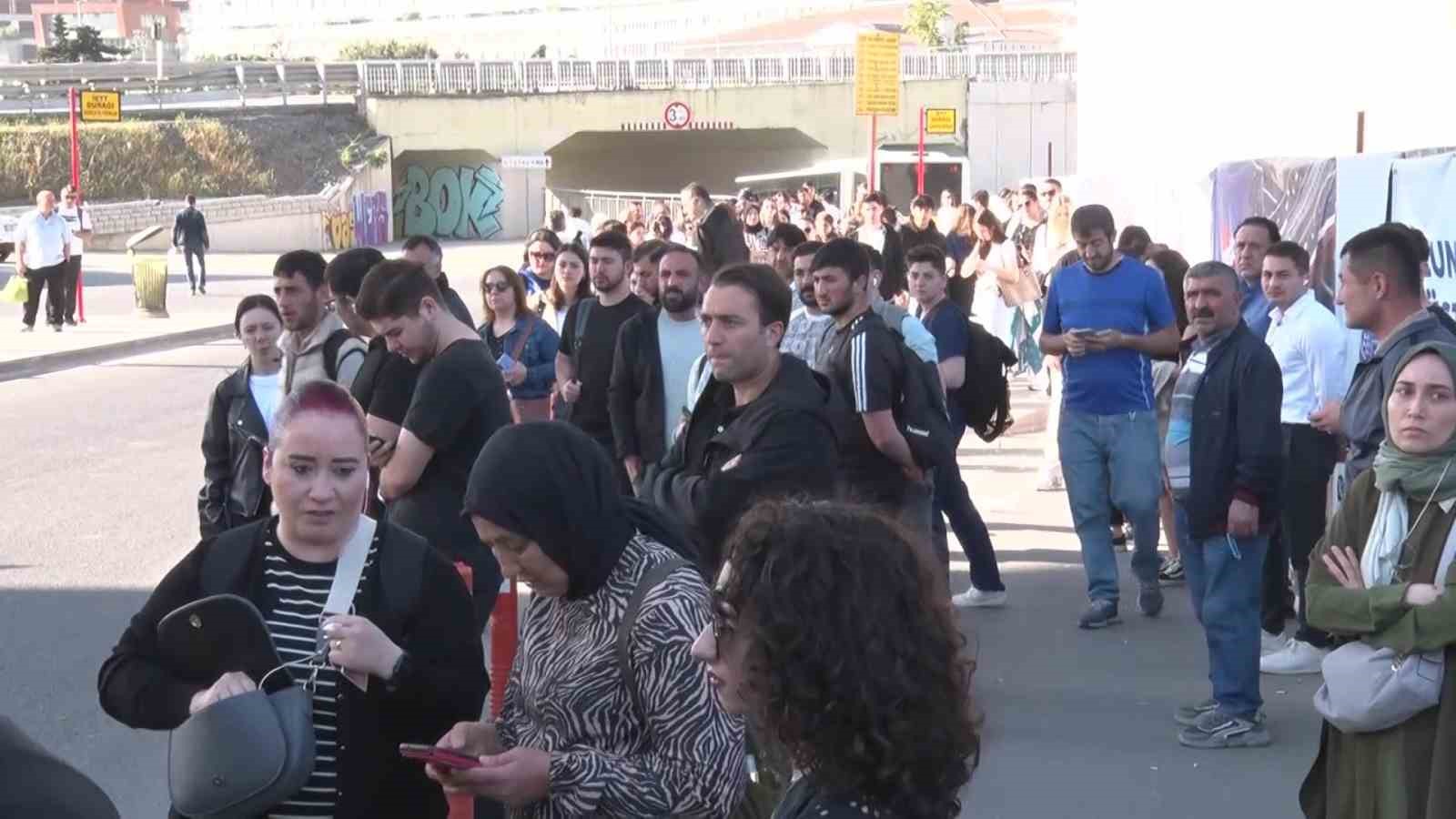 İBB&rsquo;den alacaklarını tahsil edemeyen &Ouml;zel Halk Otob&uuml;sleri kontak kapama eylemi ger&ccedil;ekleştirdi
