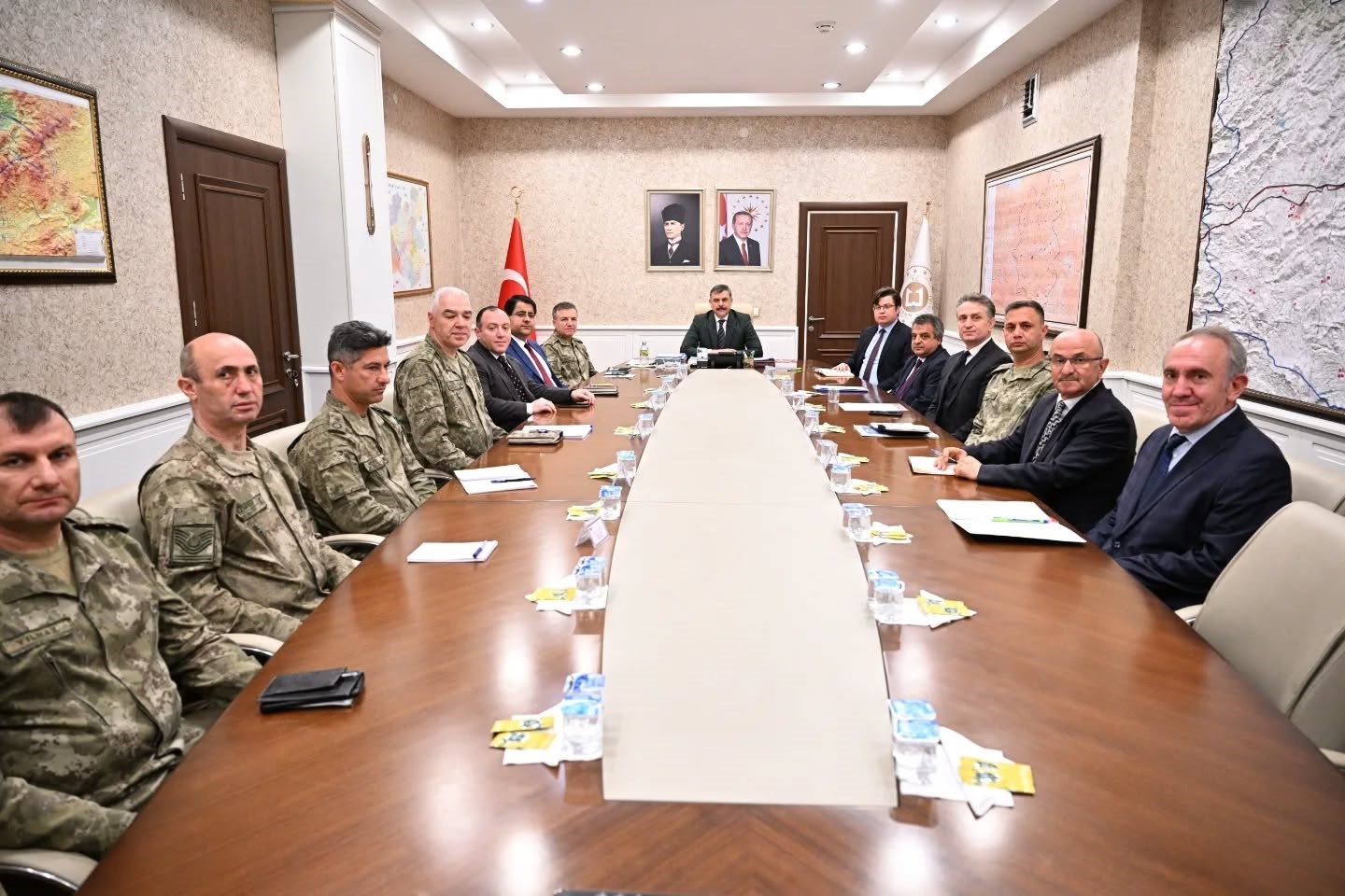 Bürokrat ve askerler eğitim zirvesinde buluştu