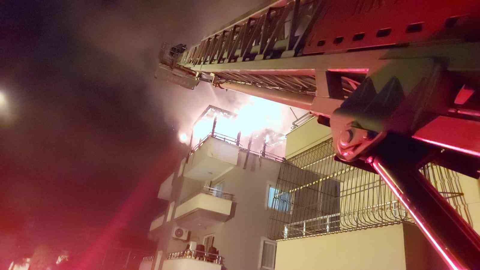 Apartman dairesi alevlere teslim oldu