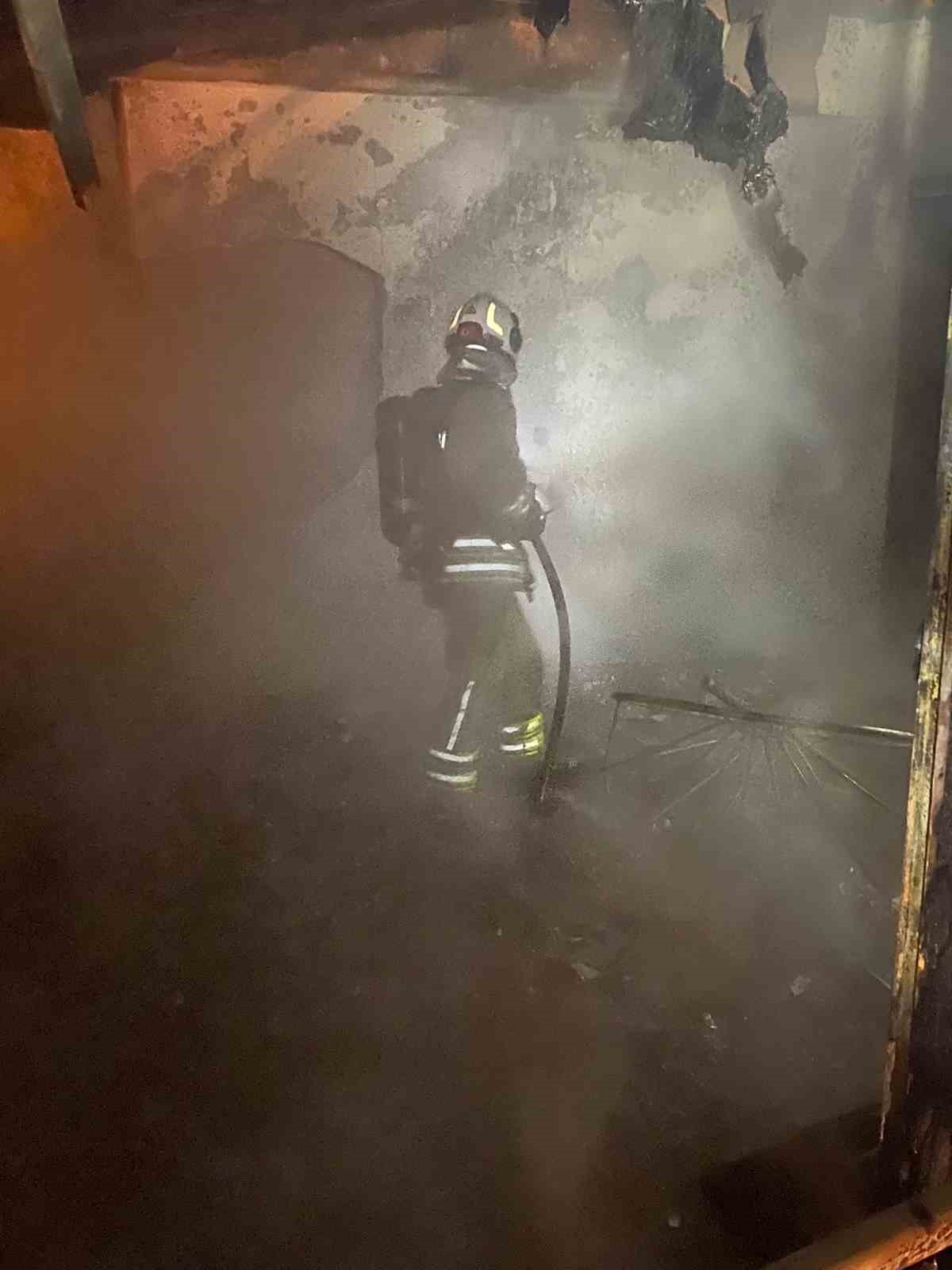 Apartman dairesi alevlere teslim oldu
