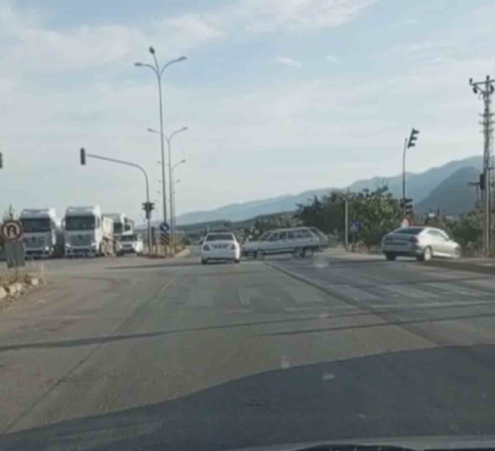 Sosyal medyaya görüntü çekmek isterken, kırmızı ışıkta geçen aracın karıştığı yaralamalı kazayı görüntüledi