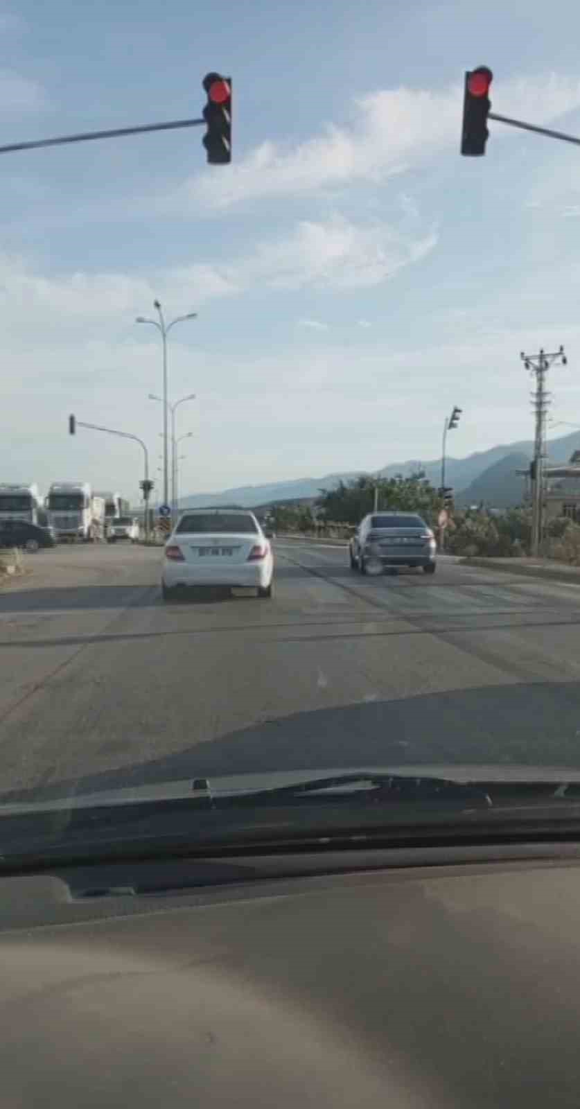 Sosyal medyaya g&ouml;r&uuml;nt&uuml; &ccedil;ekmek isterken, kırmızı ışıkta ge&ccedil;en aracın karıştığı yaralamalı kazayı g&ouml;r&uuml;nt&uuml;ledi
