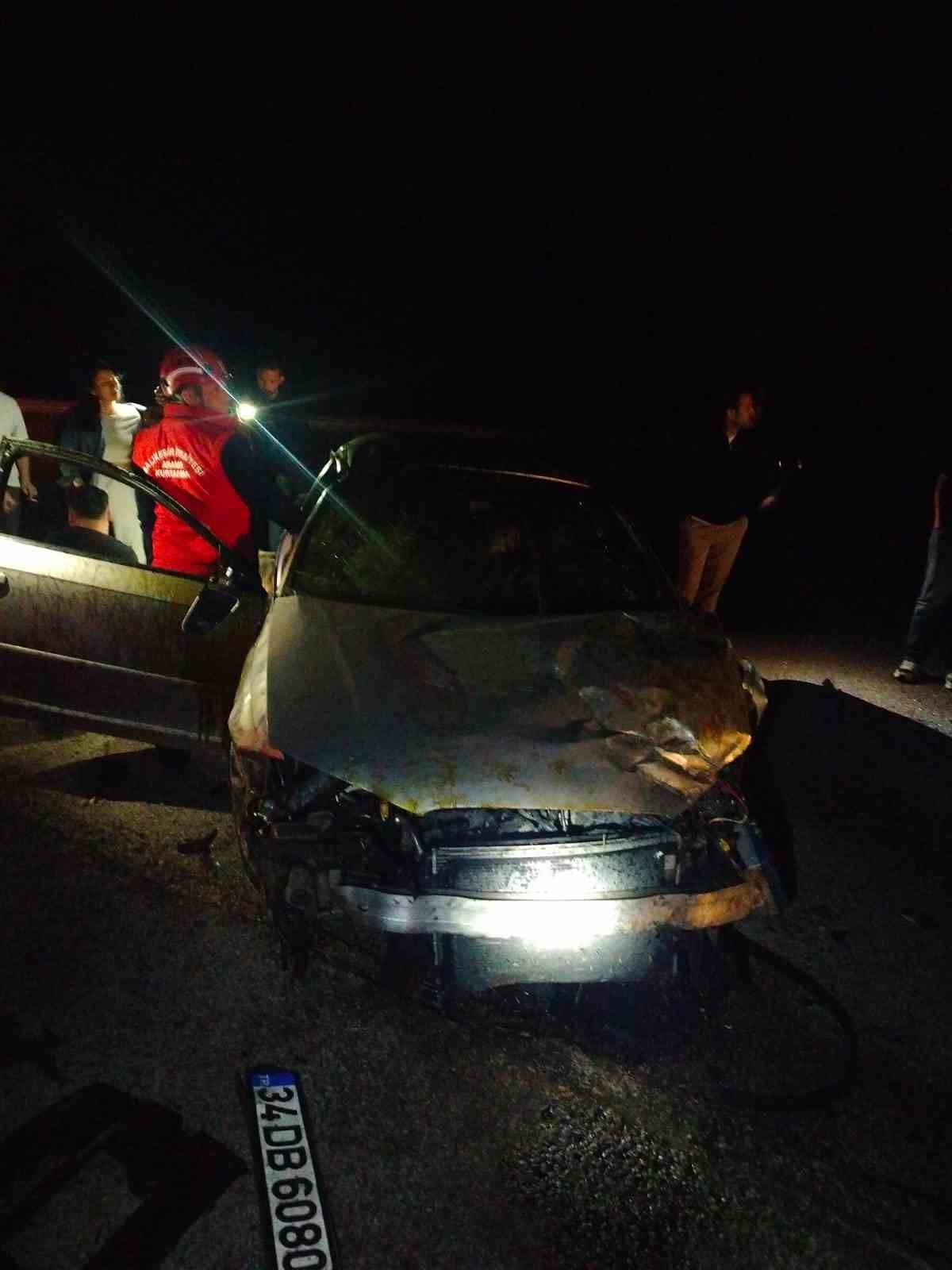 Araçta sıkışan sürücü yaralı olarak çıkarıldı
