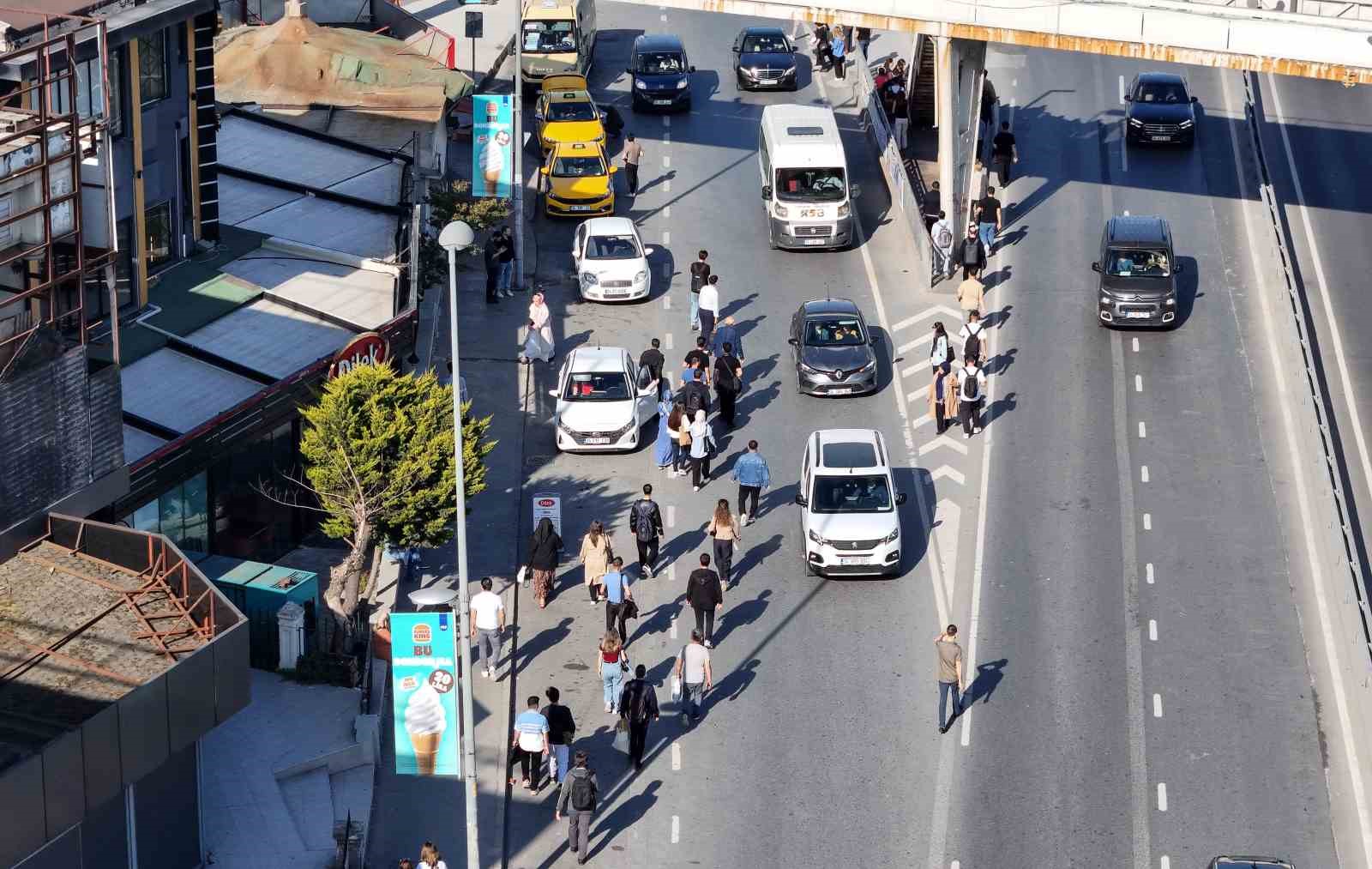 Özel Halk Otobüsleri kontak kapattı: Metrobüslerde yaşanan yoğunluk havadan görüntülendi