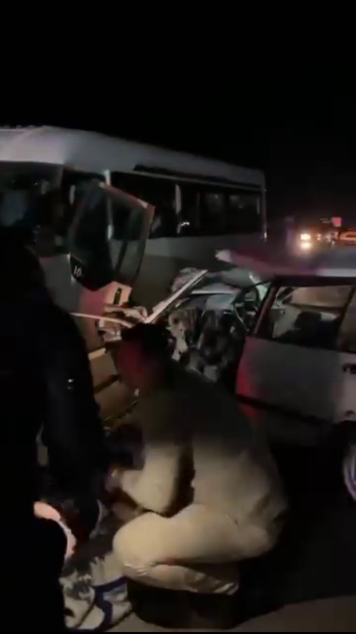 Uzundere’de midibüs ile otomobil çarpıştı: 2 yaralı