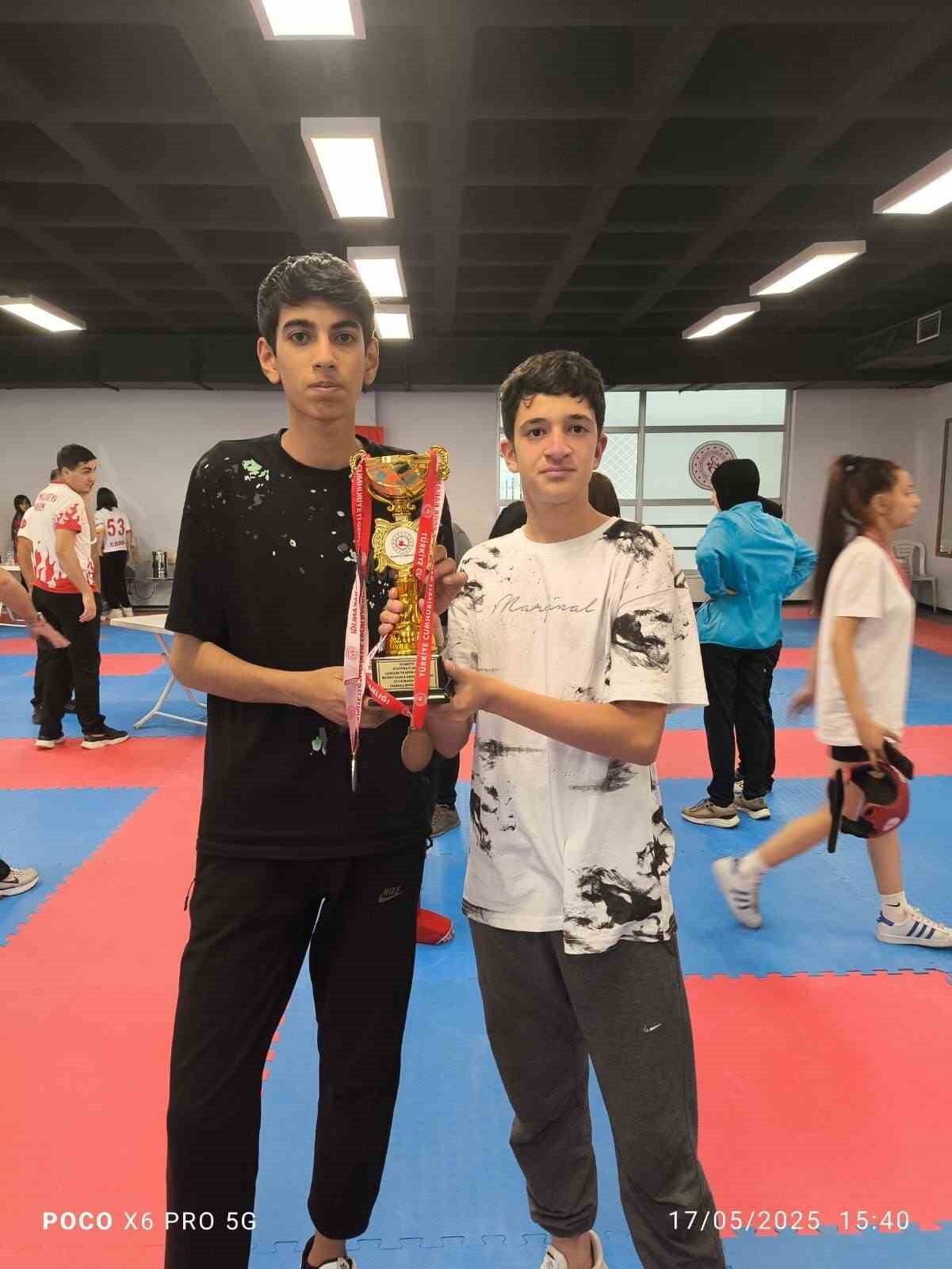 Elazığlı sporcular madalyaları topladı
