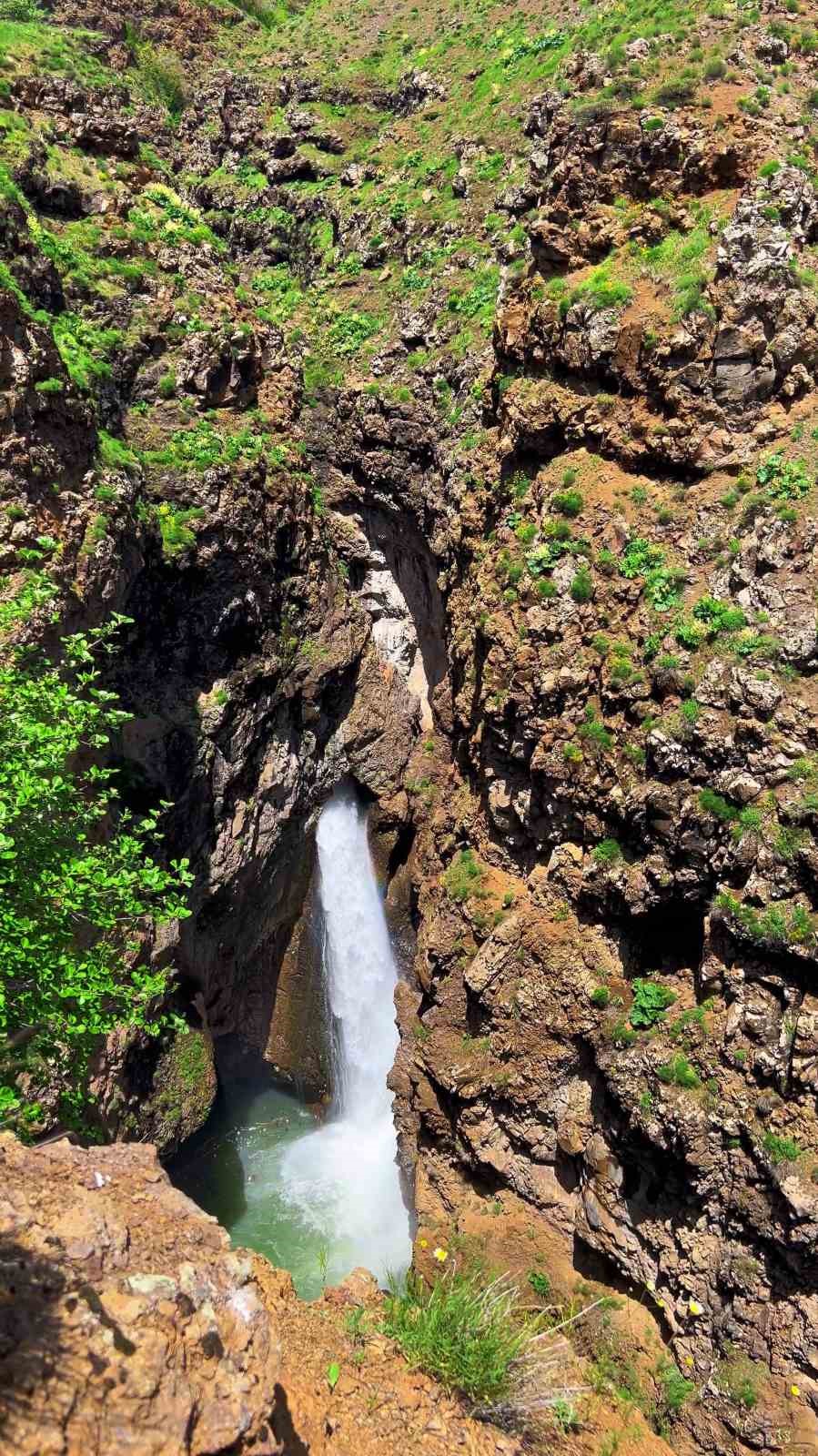 Kayanın içinden süzülen şelale görenleri hayran bırakıyor