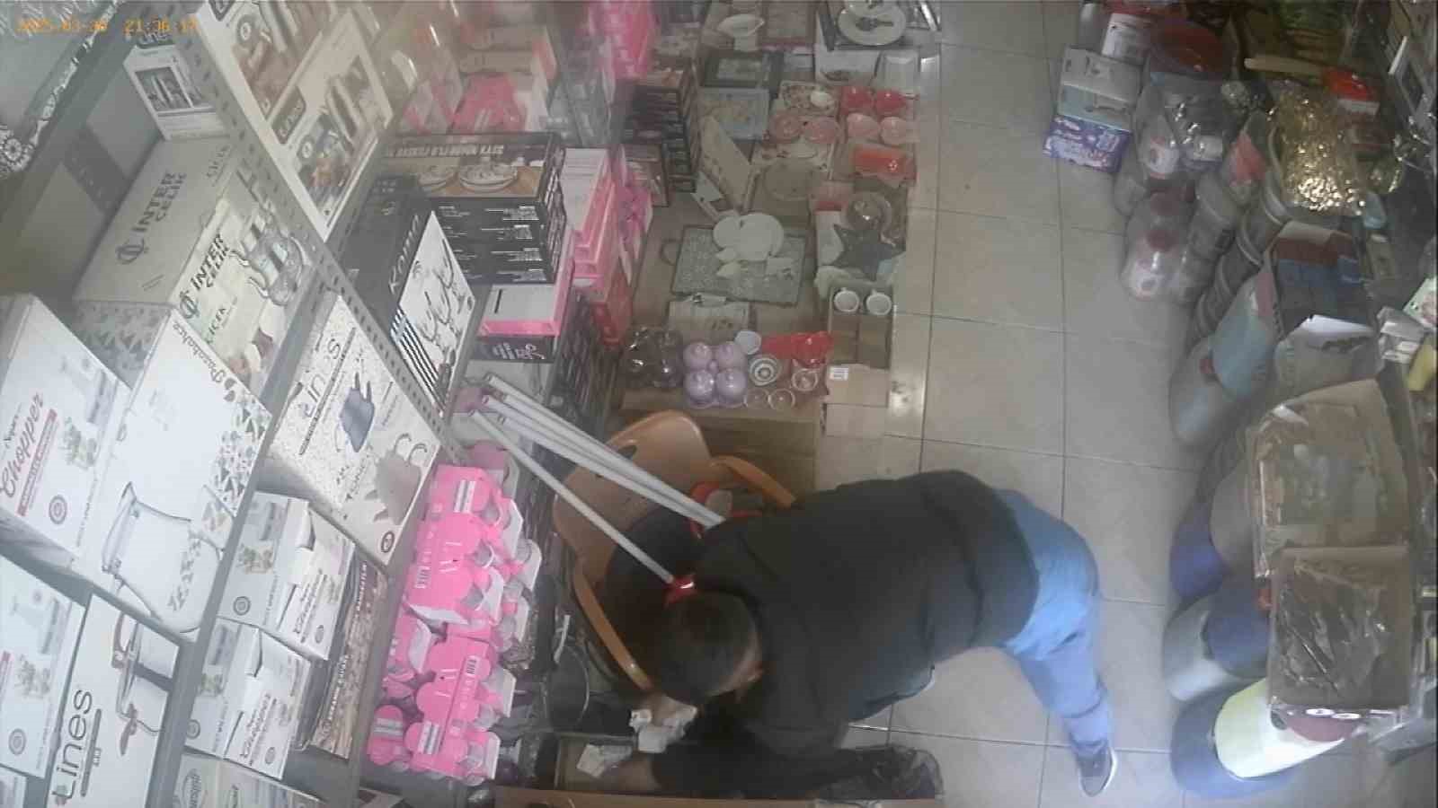 Üç iş yerini soydu, "İş yerlerine bir şeyler sormak için girdim" dedi