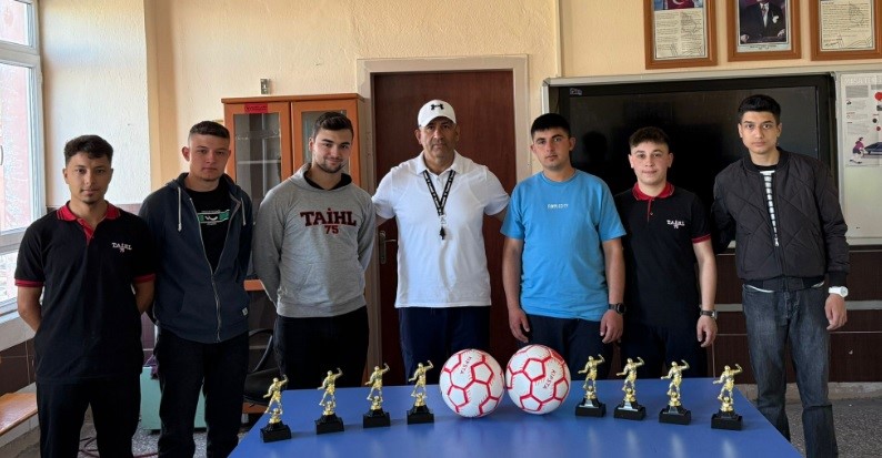 Tavşanlı Anadolu İmam Hatip Lisesi’nde mini futsal turnuvası