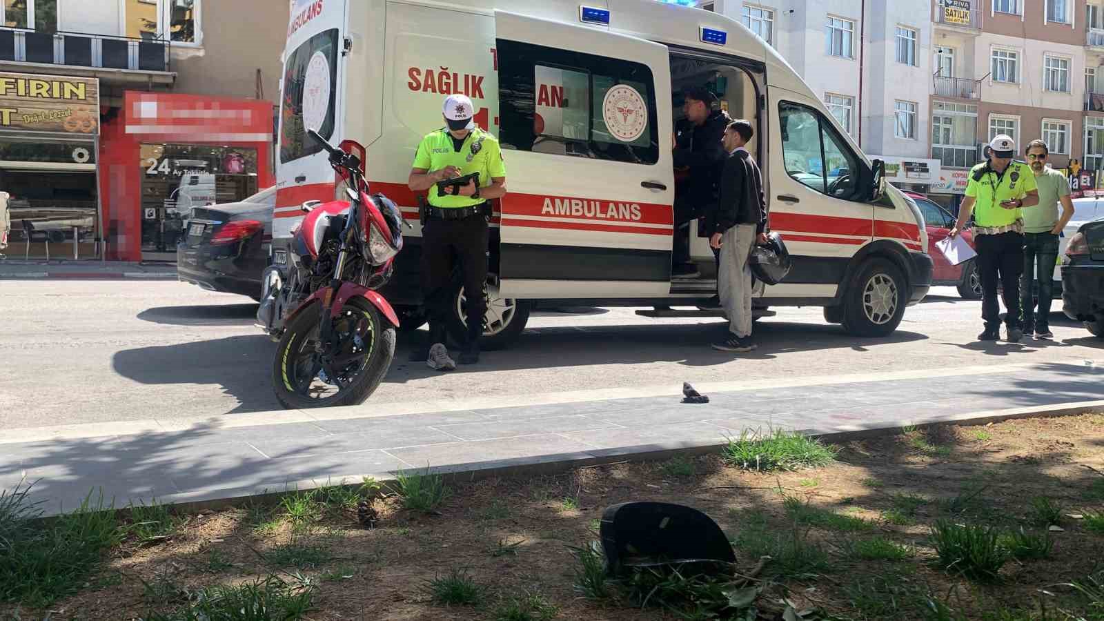 Karaman&rsquo;da otomobille &ccedil;arpışan motosiklet s&uuml;r&uuml;c&uuml;s&uuml; yaralandı
