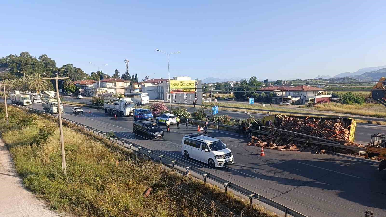 Tomruk y&uuml;kl&uuml; kamyon bariyerleri aşıp ref&uuml;je devrildi
