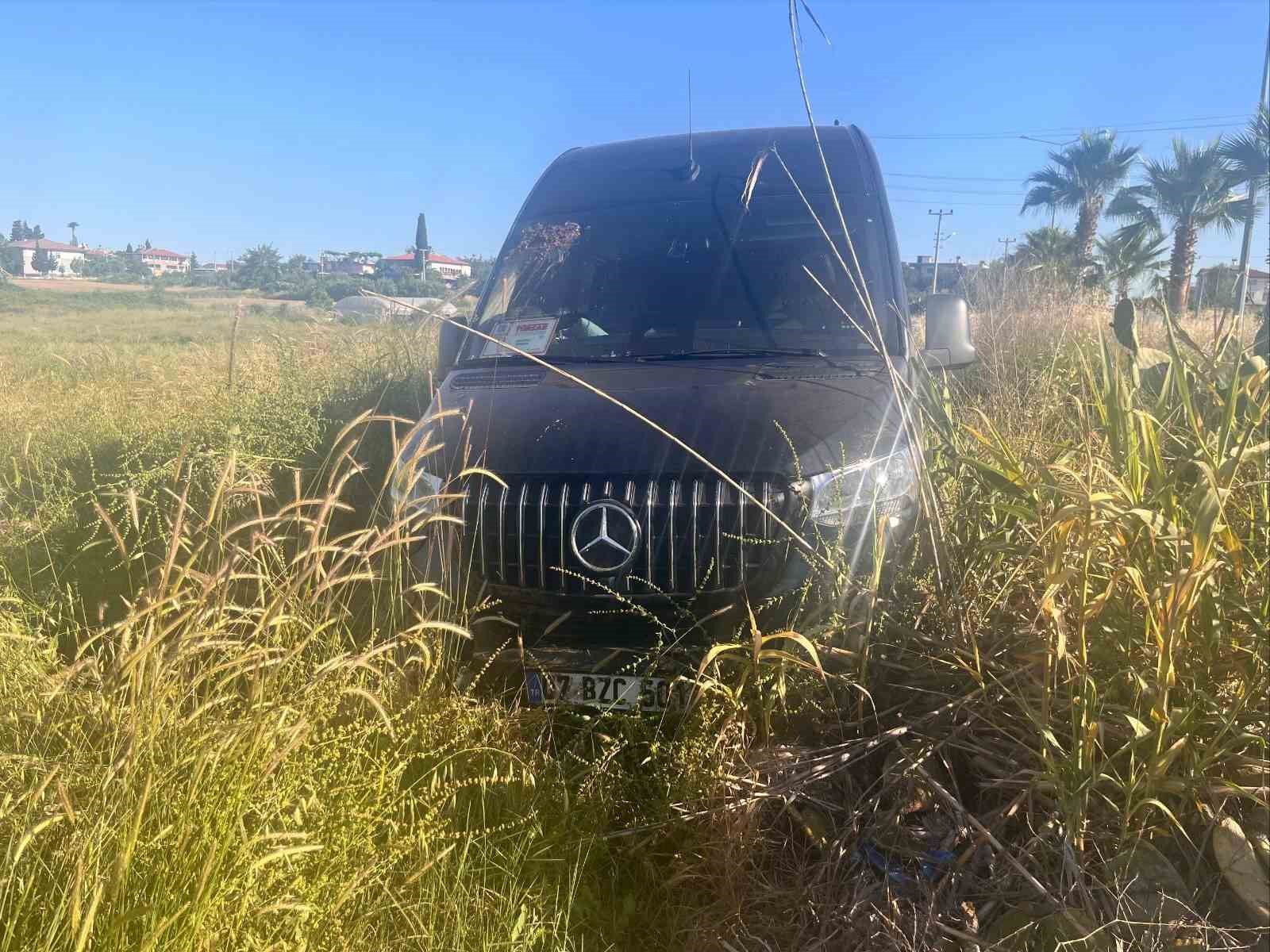 Yola fırlayan köpeğe çarpmamak için direksiyonu tarlaya kırdı: 2 Alman turist yaralı