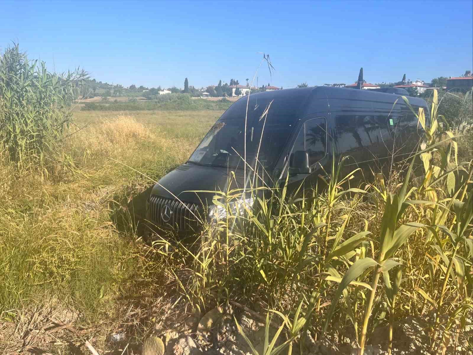 Yola fırlayan k&ouml;peğe &ccedil;arpmamak i&ccedil;in direksiyonu tarlaya kırdı: 2 Alman turist yaralı
