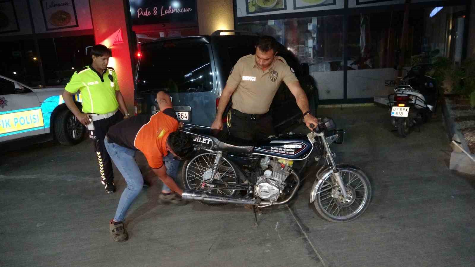 Manavgat&rsquo;ta abartılı egzozlu ehliyetsiz iki motosikletliye 100 bin TL &uuml;zerinde ceza
