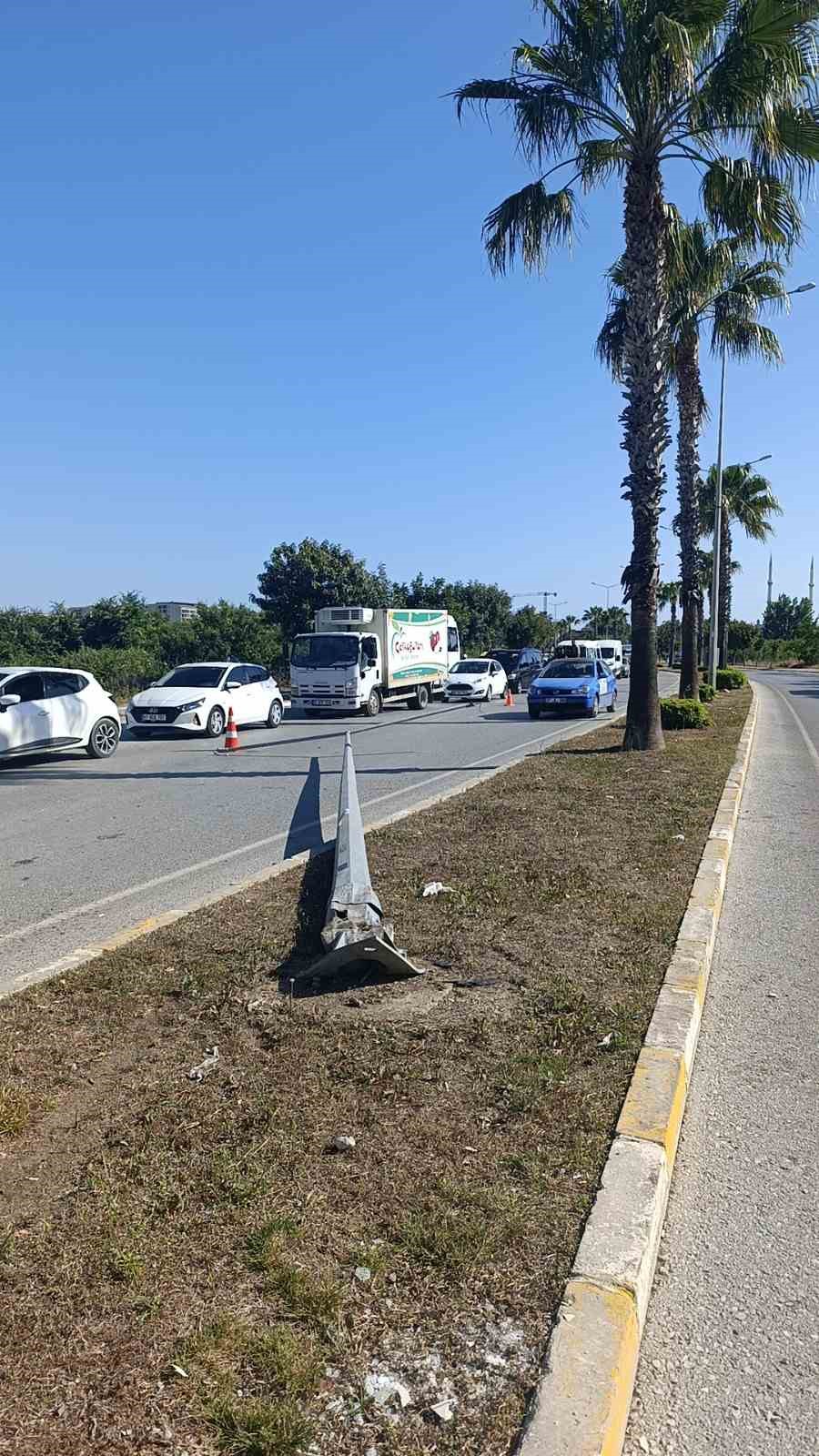 &Ouml;nce kaldırıma, ardından direğe &ccedil;arparak durabildi: 1 yaralı
