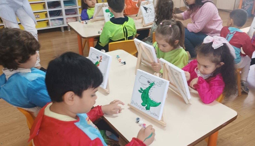 Minik ressamlar hayallerini tuvale yansıttı

