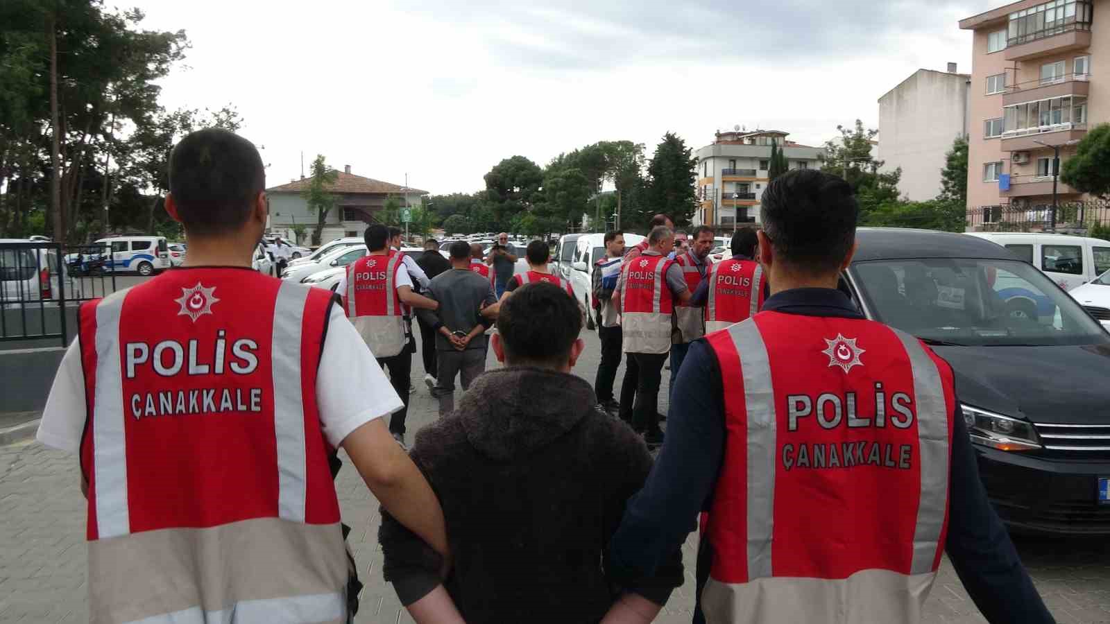 Dur ihtarına uymayarak otomobil ile ka&ccedil;an ve polisin &uuml;niversite &ouml;ğrencisine &ccedil;arpıp ağır yaralanmasına sebep olan 5 ş&uuml;pheli adliyeye sevk edildi

