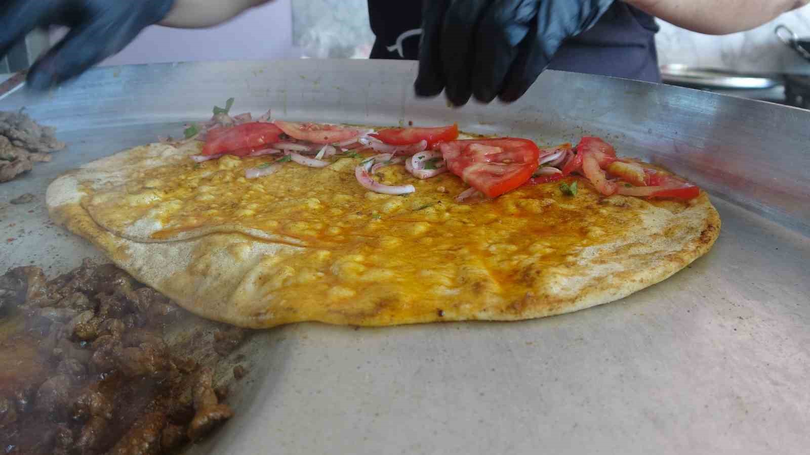 Malatya&rsquo;nın tek kadın tantuni ustası azmiyle takdir topluyor
