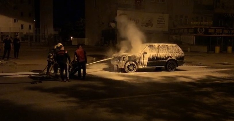 Park halindeki Range Rover yandı