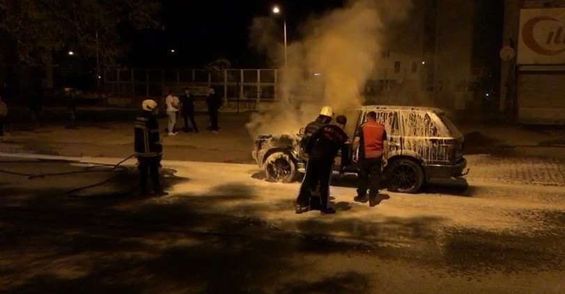 Park halindeki Range Rover yandı
