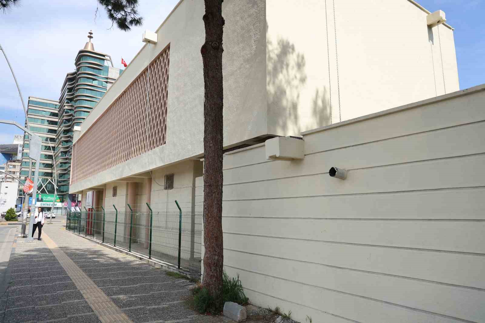 Müzede çöpe atılan biletleri yeniden satan 2 çalışana hapis cezası