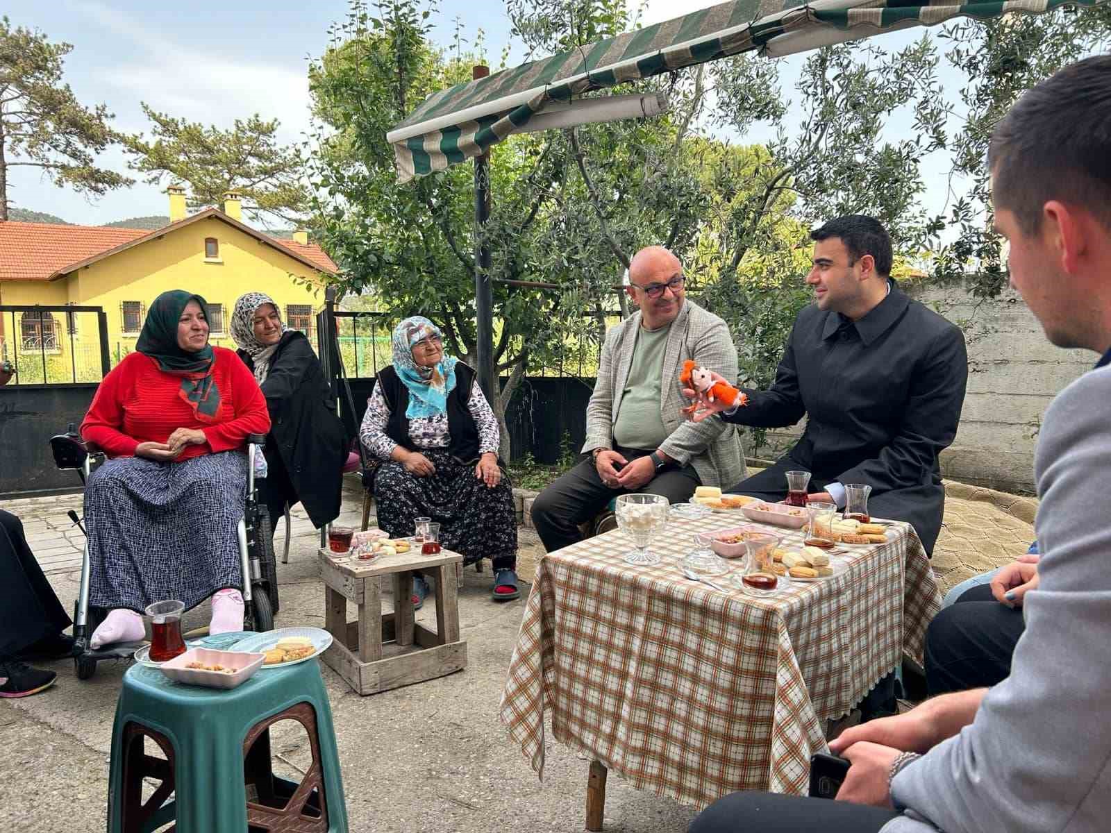 Kaymakam Kılı&ccedil;, g&ouml;n&uuml;ll&uuml; gen&ccedil;lerle birlikte engelli vatandaşları evlerinde ziyaret etti
