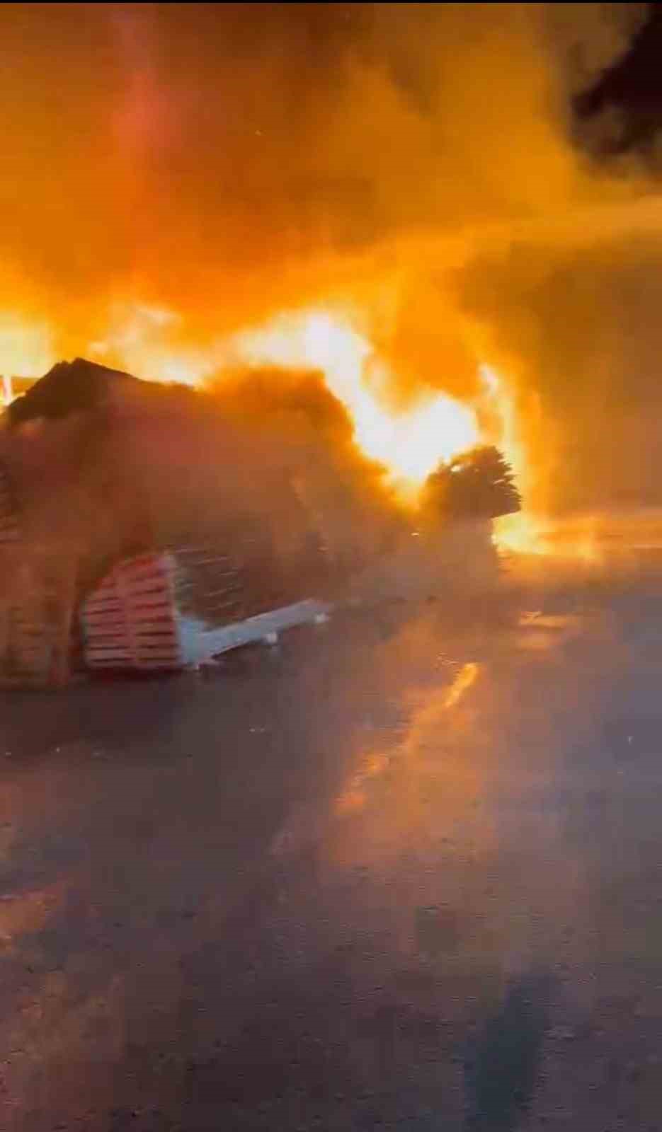 Geri dönüşüm tesisinde çıkan yangın 8’inci saatin sonunda kontrol altına alındı