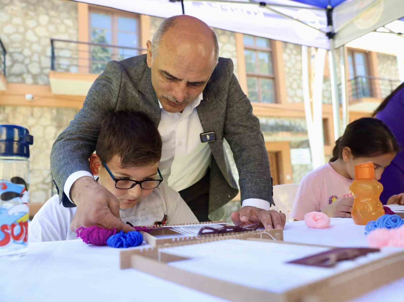 Minik eller Hereke halısı dokudu
