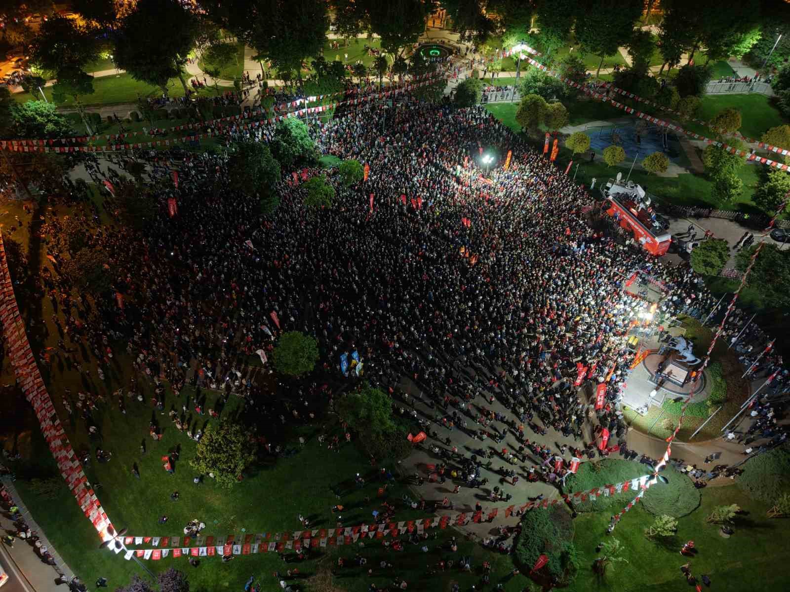 CHP&rsquo;nin Pendik mitinginde beklenen kalabalık oluşmadı, alan boş kaldı
