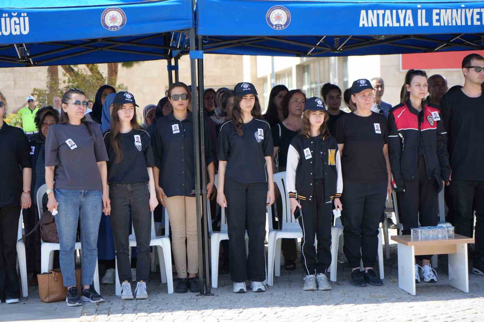 Babalarına, &uuml;niformasını giyerek veda ettiler
